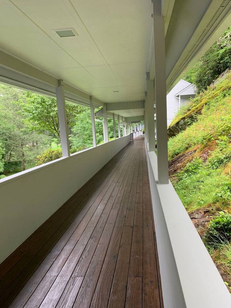 5 BR House- Mt Mitchell Golf Course on the River