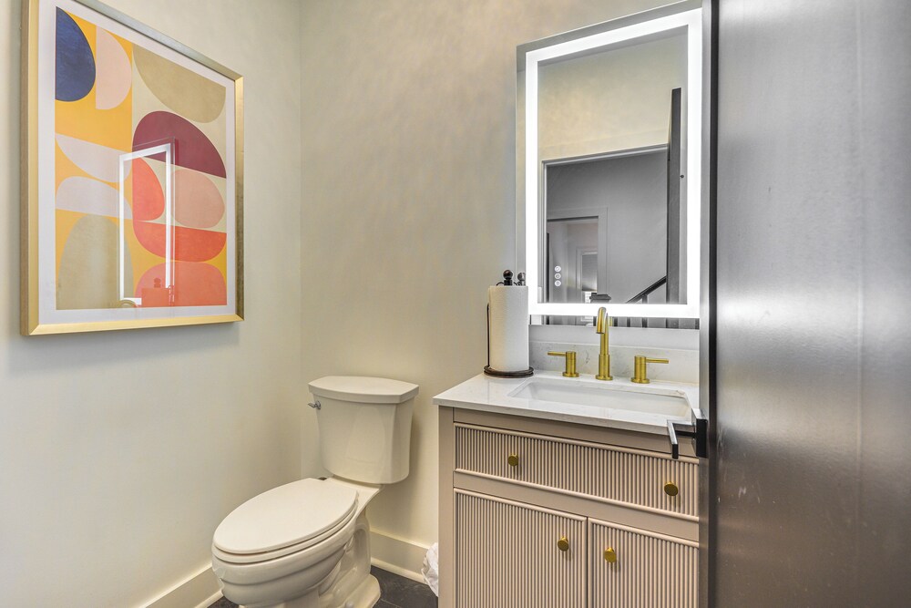 Walk to Uptwn Lexington: Modern Retreat w/ Porch!