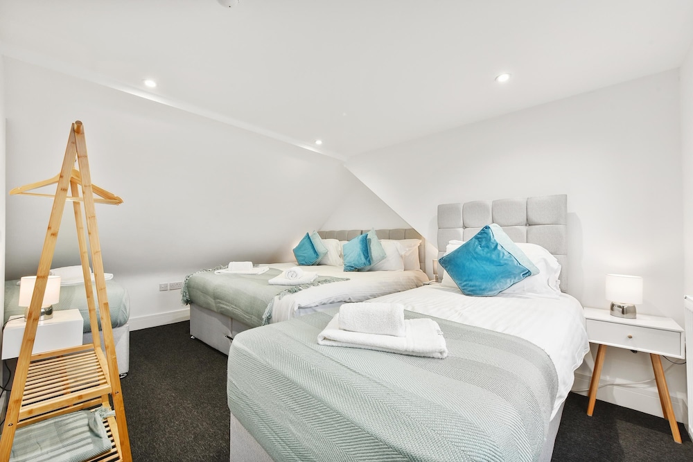 Rochfords Serviced House with 5 Bedrooms view 2