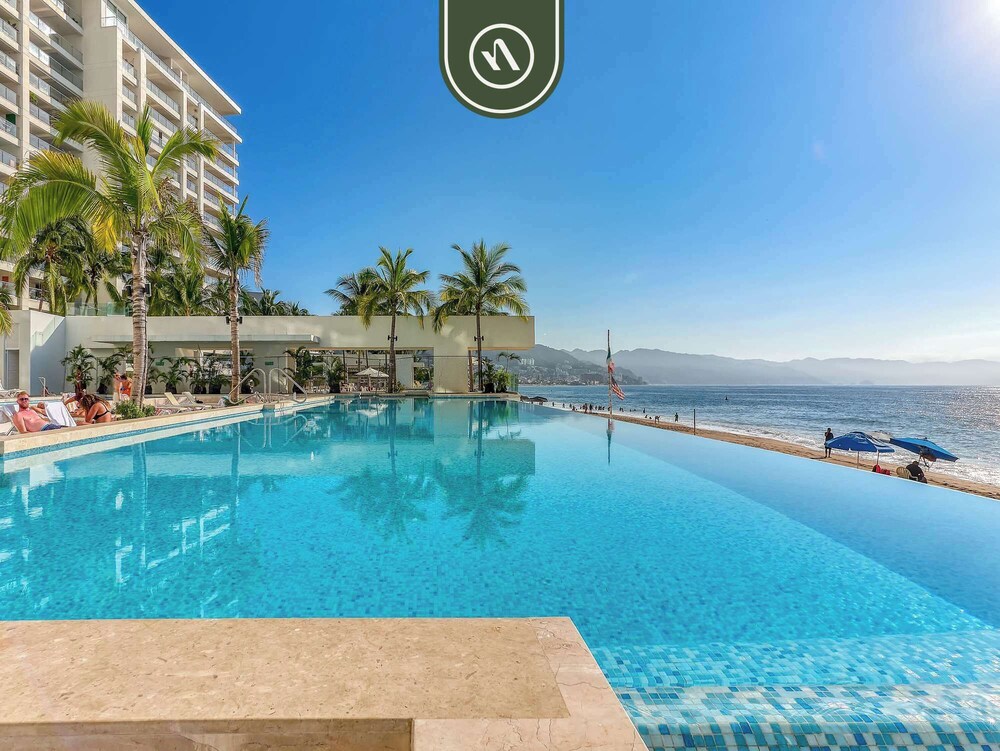 New Oceanfront 2 BR Condo - Gym - Beach - Pool