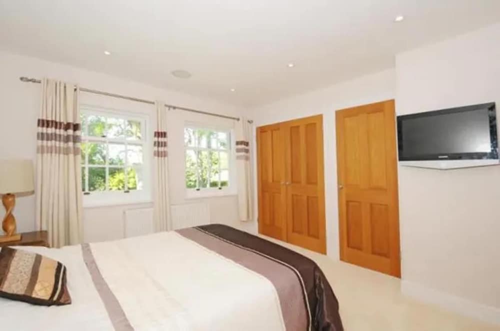 Captivating 5-bed House in Woking view 2