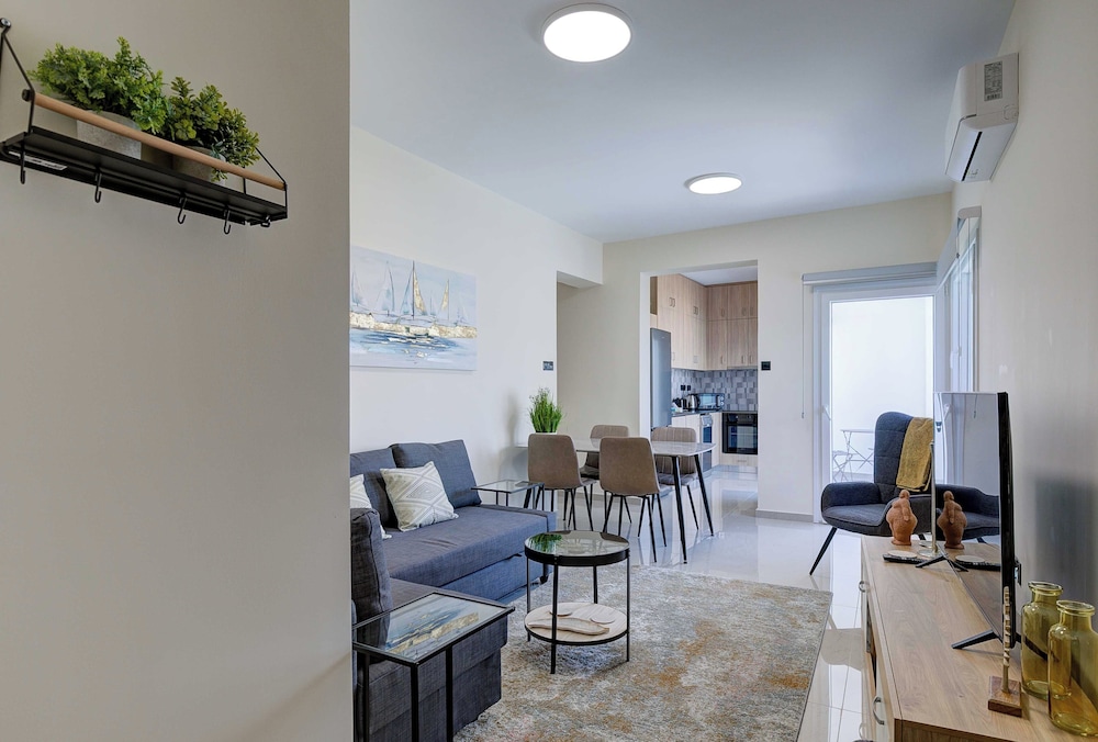 75 Prokymea- Steps From the Sea, Downtown, Balcony