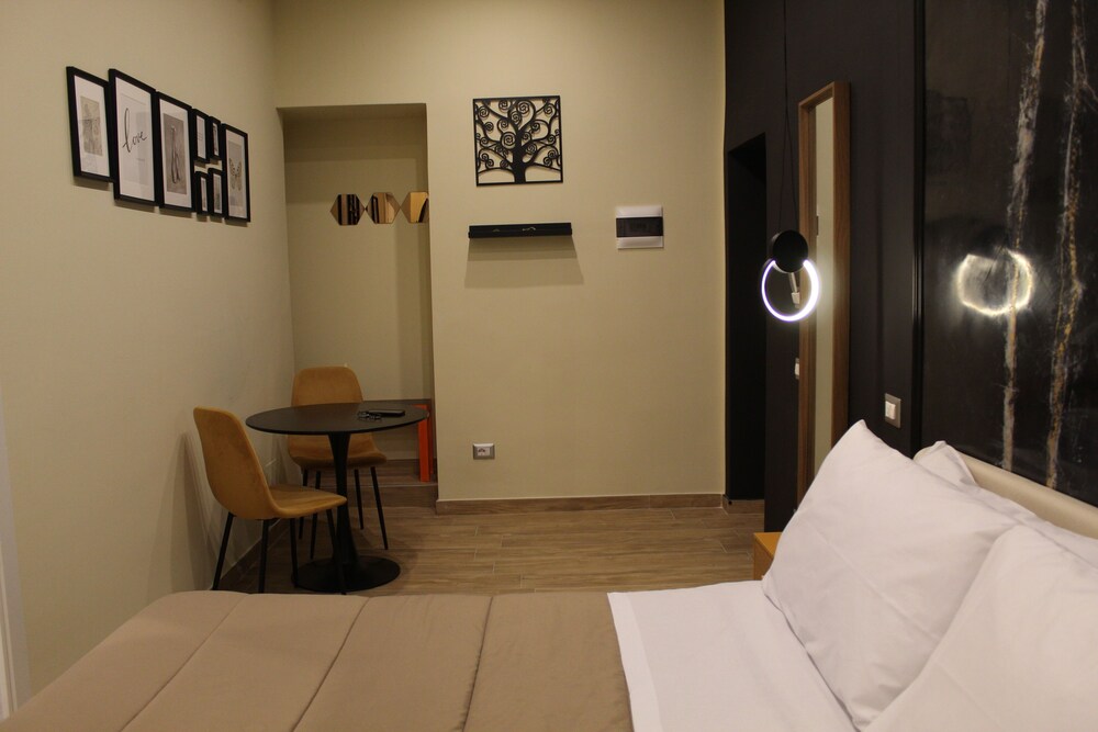 Blackwoody Contemporary Rooms - Toledo