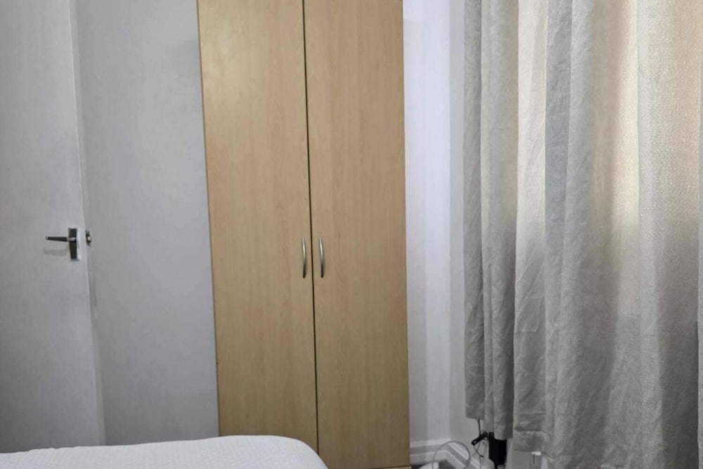 3 Bed House- Sleeps 6 - Parking - Wifi