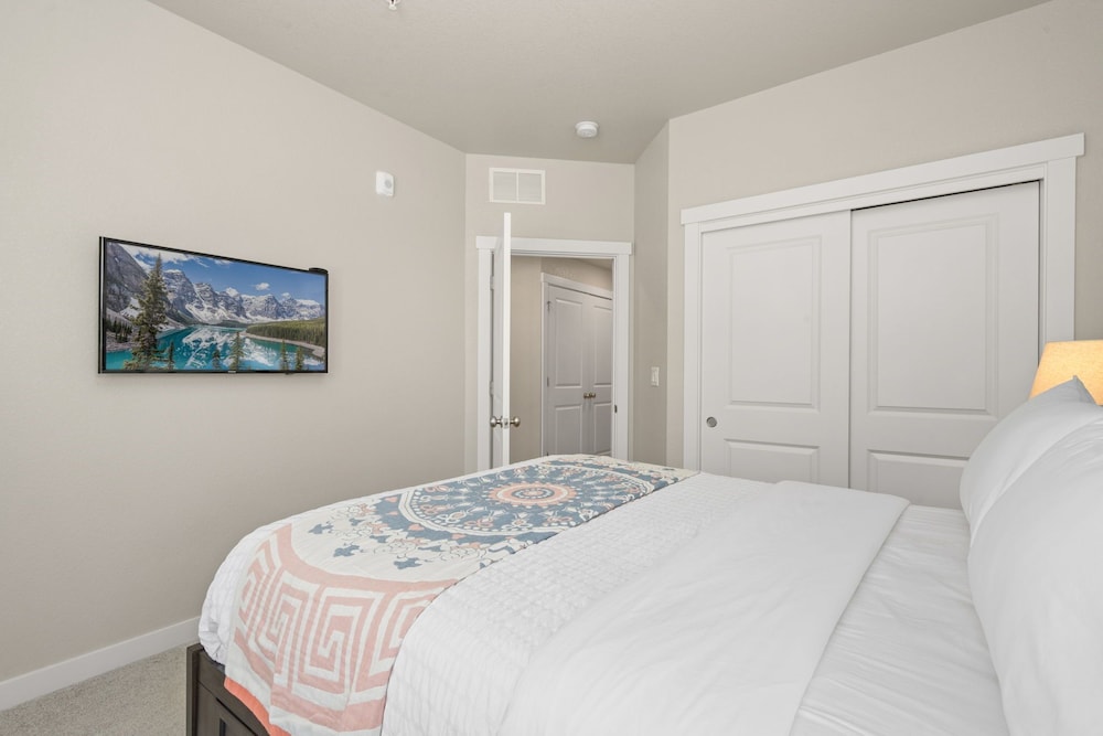 Northfield Hideaway, King Suite, EV, Pet-friendly