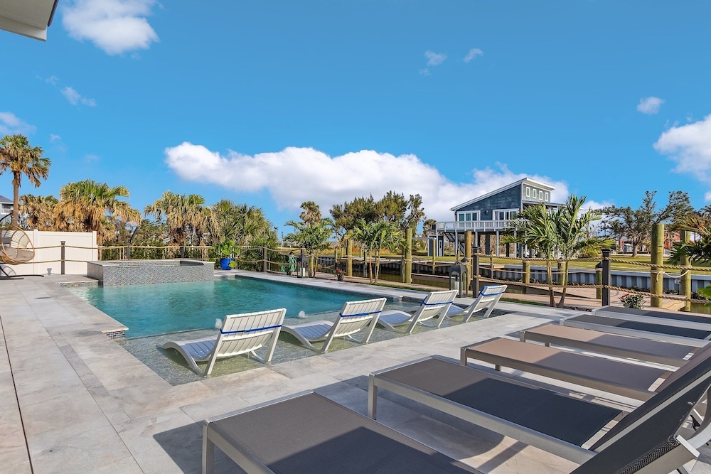749 Paradise Pointe New Luxury Build 7 Bedroom Home