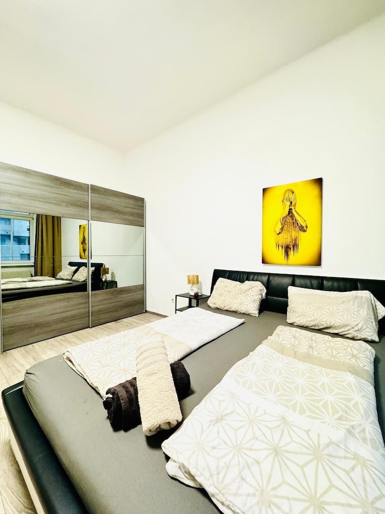 Bright 3BR Appt Steps from FAC Platz