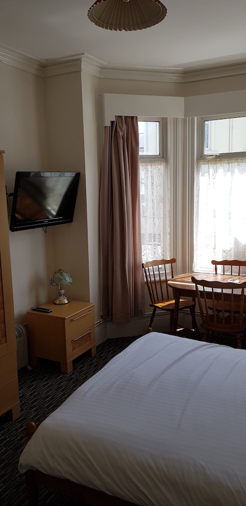 Flat - Sleeps 6 & on Street Parking view 2