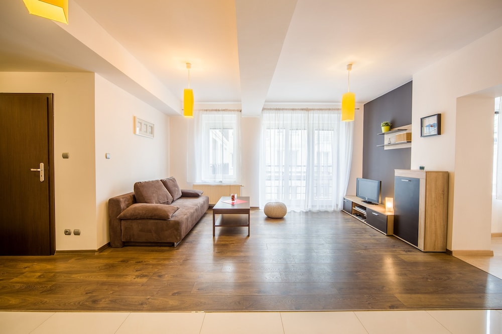 FriendHouse Apartments – Old City