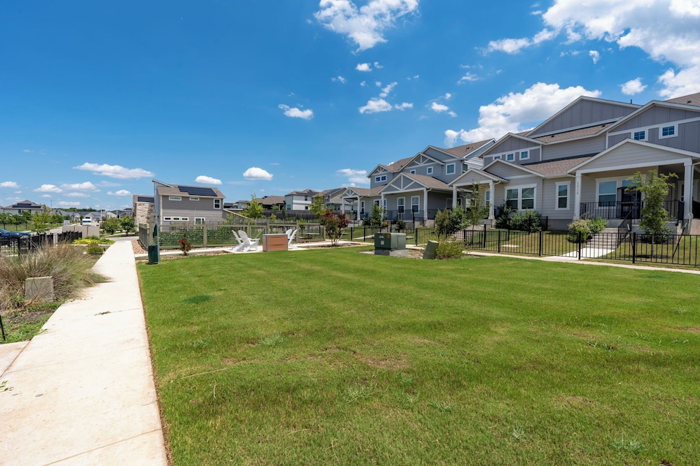 Relaxing 3BR Retreat Community Pool Gym