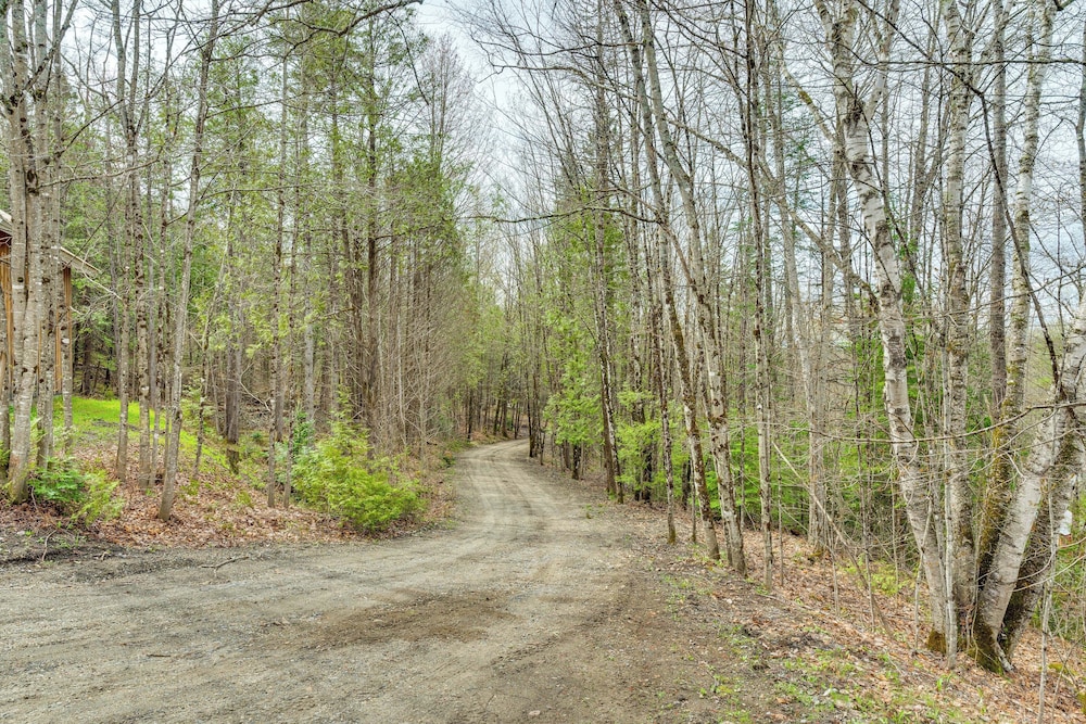 2 Mi to Lake Willoughby: Peaceful Log Cabin!