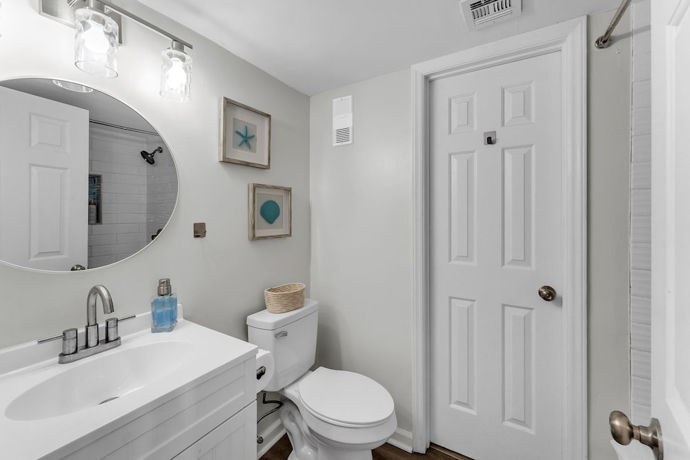 Oceanfront Gem Pool, Balcony, Modern Touch 3 Bedroom Condo