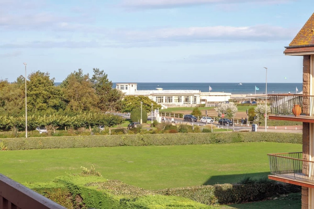 Luxury sea View 3br-2ba With Services in Deauville