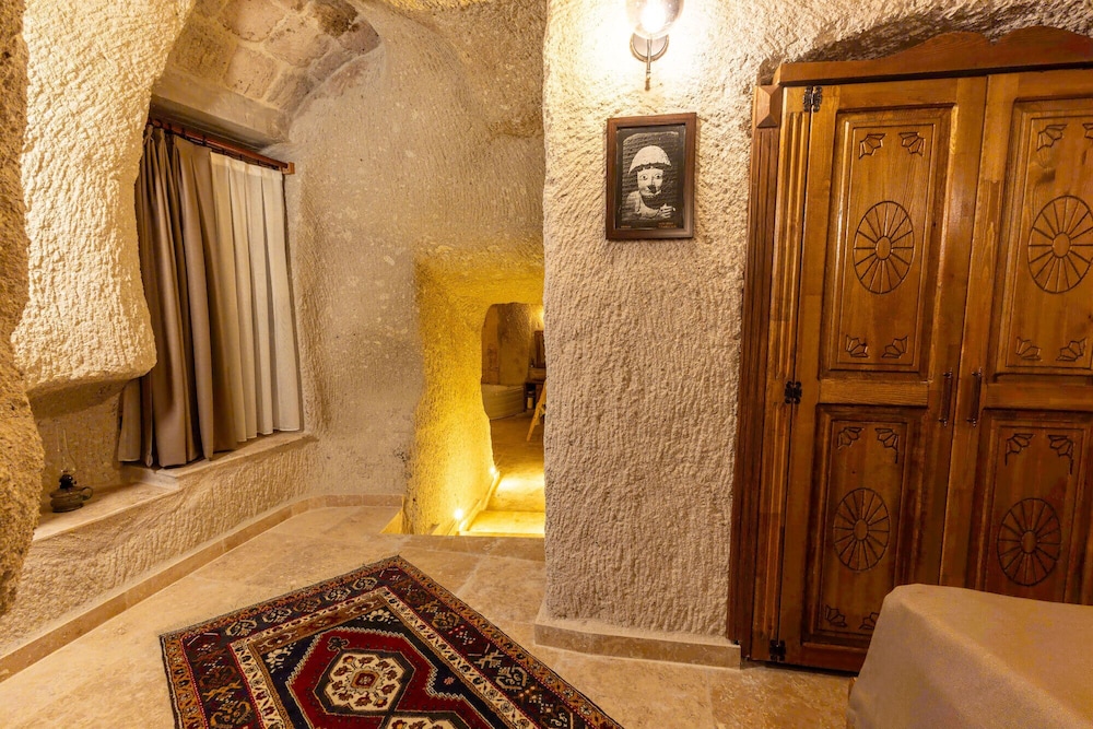 Arkelas Cave House
