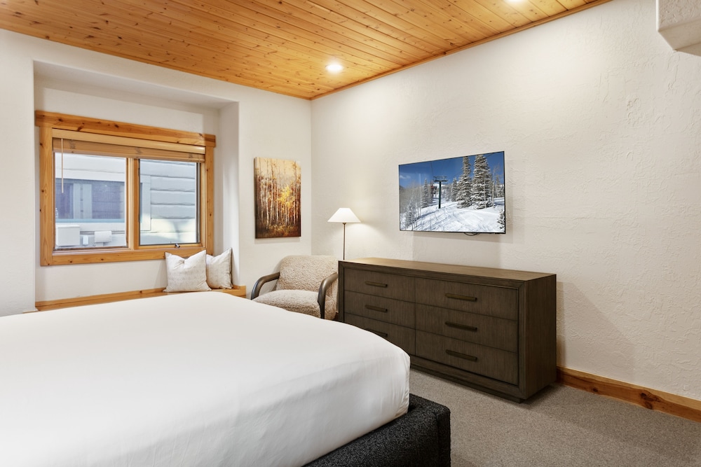 Bristlecone at Deer Valley Resort - Three Bedroom Condo with Hot Tub #201 3 Condo