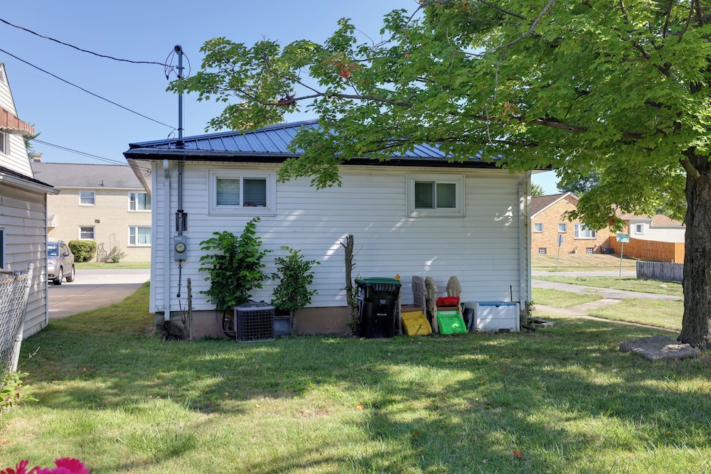 Large Private Yard: Home 14 Mi to Niagara Falls!