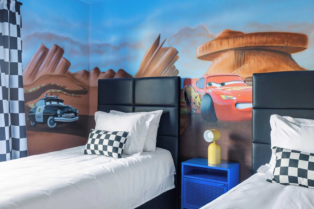 Sleeps 20! Resort Home Near Disney, Pool+game Room Twice-as-nice by Avantstay