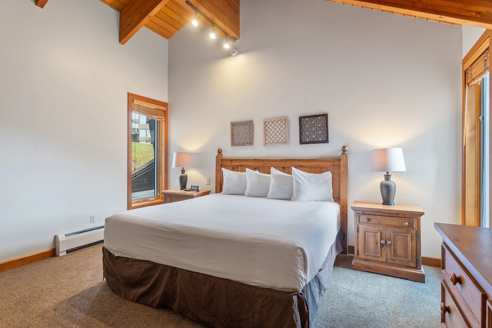Pinnacle at Deer Valley Resort - Four Bedroom Condo with Hot Tub #1470 4 Condo