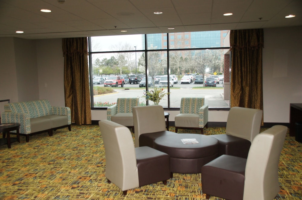 St Louis Vacations - Elimwood Hotel, A Ramada by Wyndham - Property Image 2