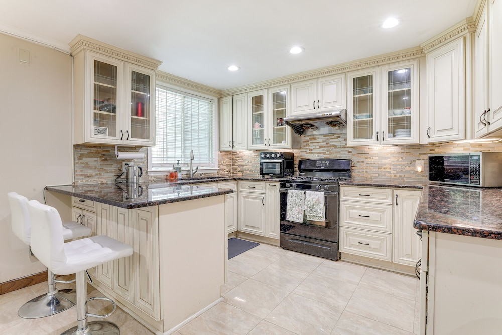 Fenced Yard & Pool Access: Lawrenceville Retreat!
