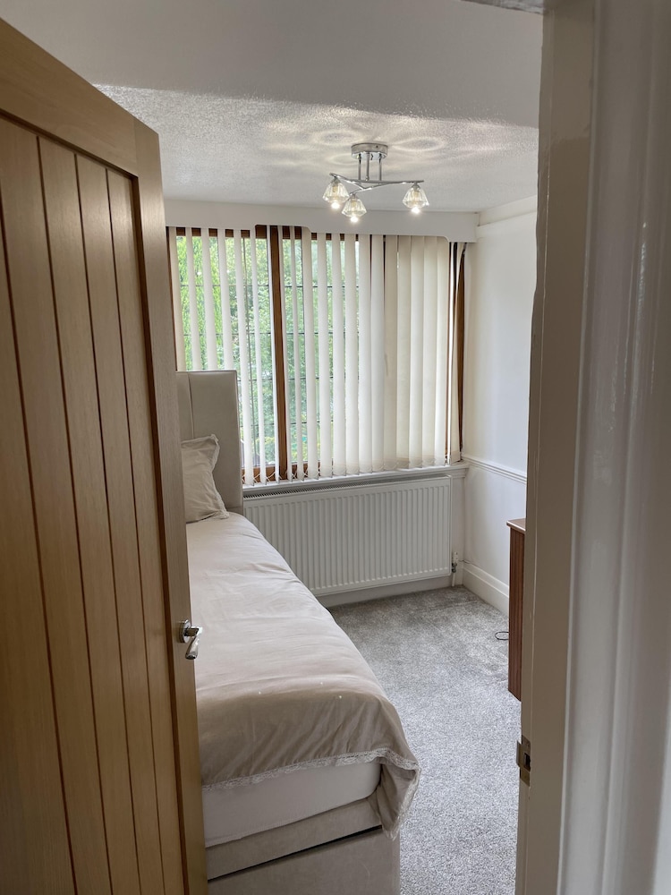 Beautiful 5-bed House in Walsall view 3
