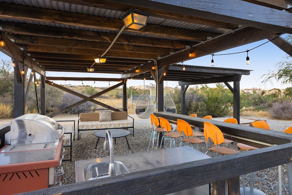 Jackalope Junction-pool, Hot Tub, Fire Pit, Bbq & Desert Views! 2 Bedroom Home by RedAwning