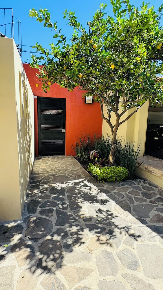 Modern 1 Bedroom Guesthouse - Free Bikes - Huge Patio - Gym - Pickleball Court