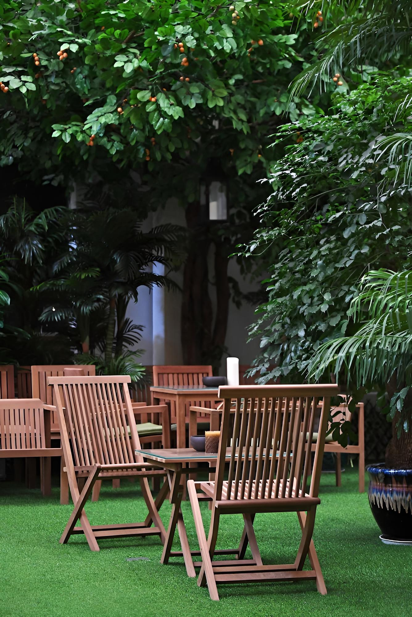 MEHOOD LESTIE HOTEL