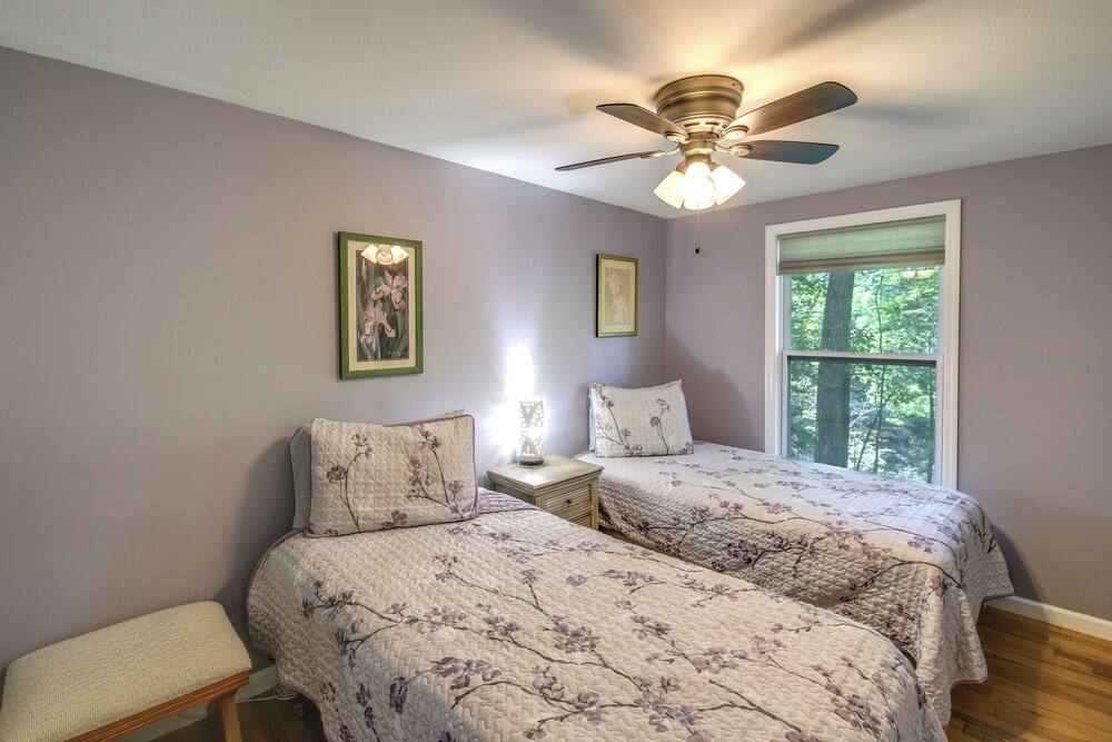 Quaint Smoky Mountain Cabin - 4 Mi to Gatlinburg!