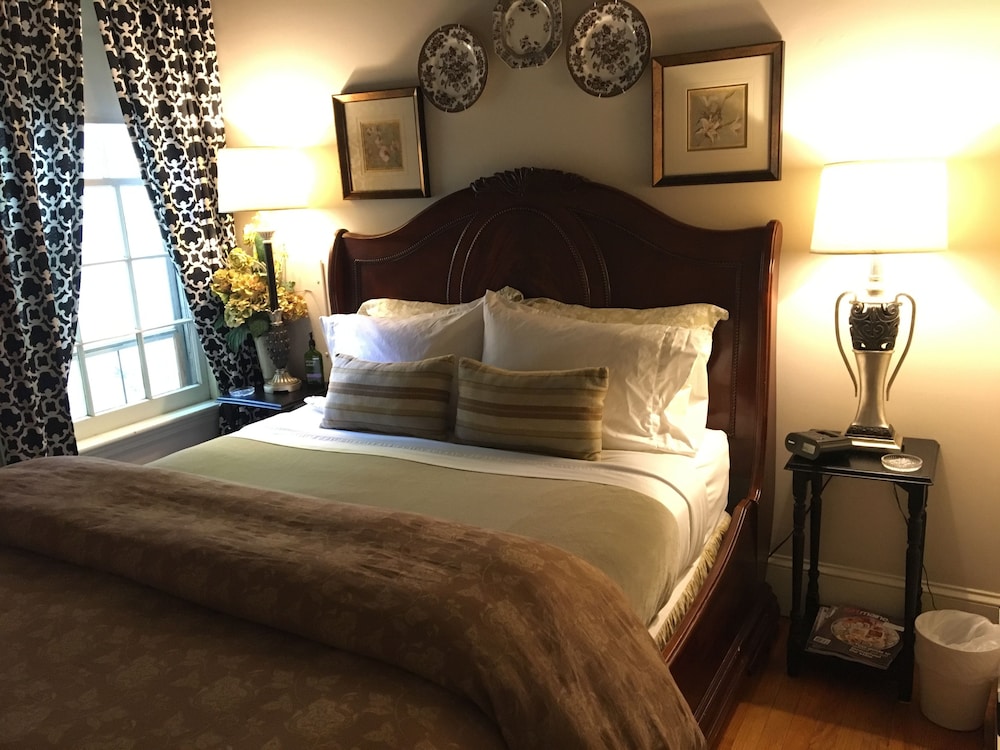 PineCrest Inn