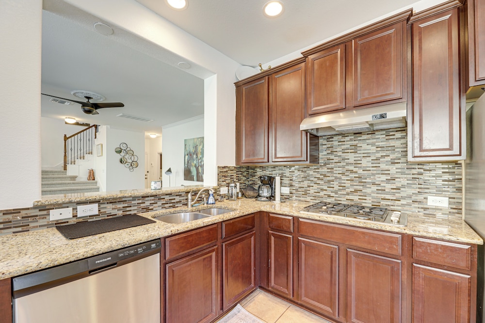 5 Mi to Lake Travis: Pet-friendly Home w/ Yard!