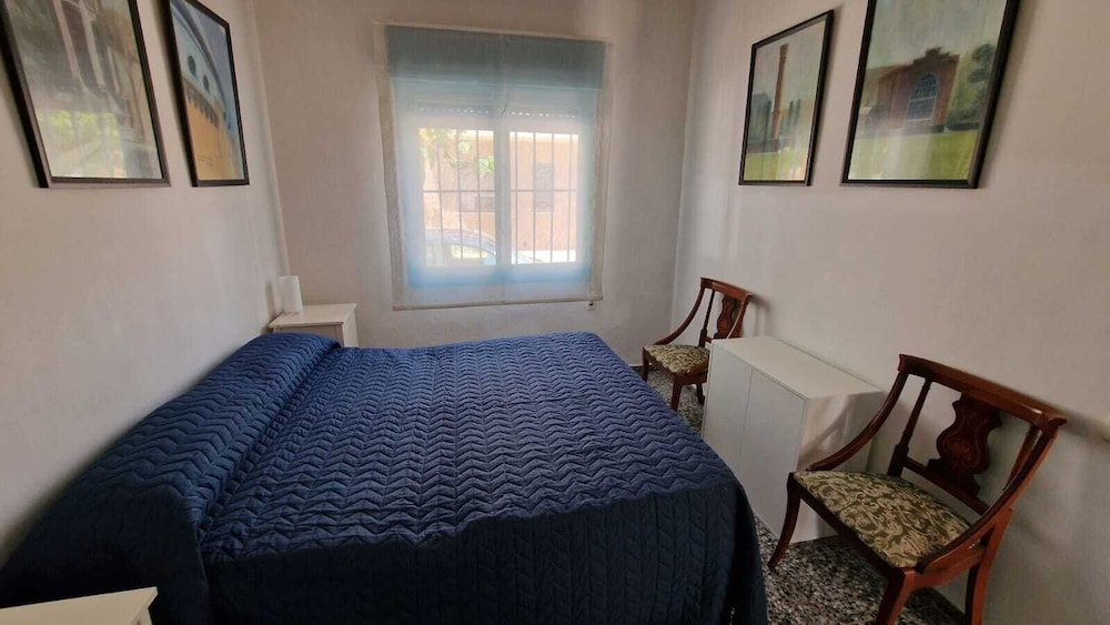 House With Exclusive Pool and Garden 7 min Walk From the Beach and the Center