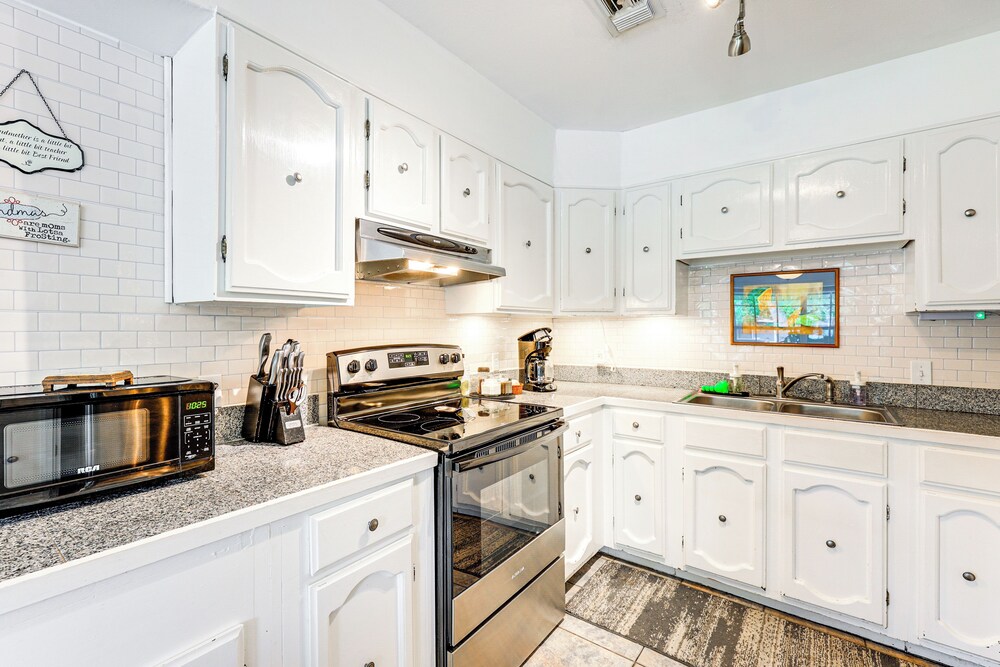 7 Mi to Dtwn San Antonio: Charming Home w/ Yard