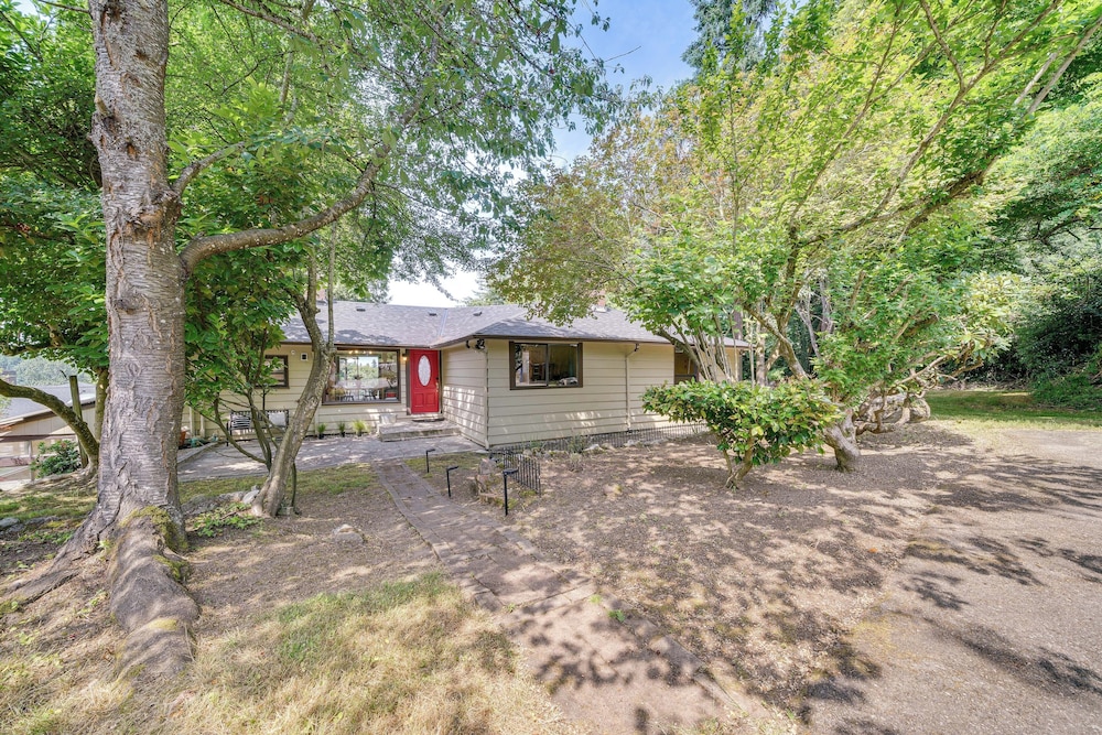1/2 Mi to Yarrow Bay: Family Home in Kirkland