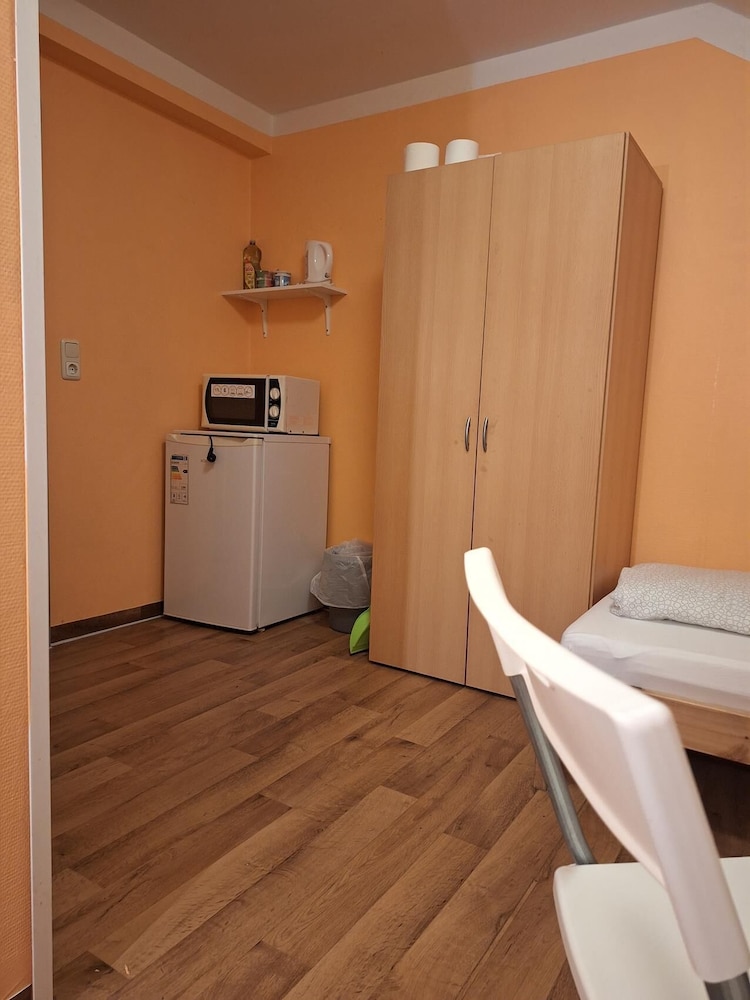 2-Rent Group Hostel Rooms AUB162