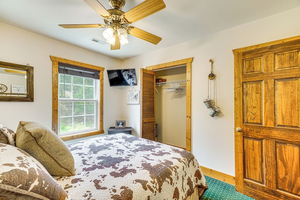 'the Lodge at Crider Creek' Getaway on 140 Acres!