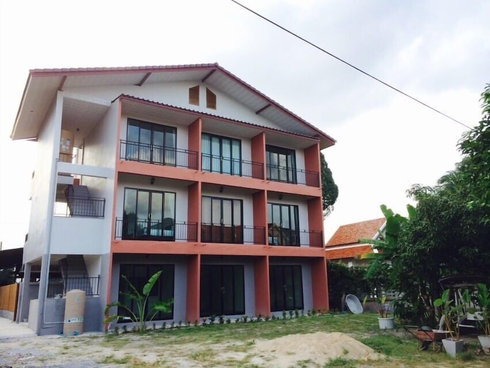 Hotel Montra Nakhon Guesthouse - Image 1