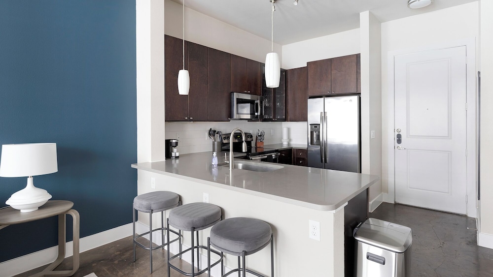 Landing Beautiful 1bd, Courtyard, Clubhouse