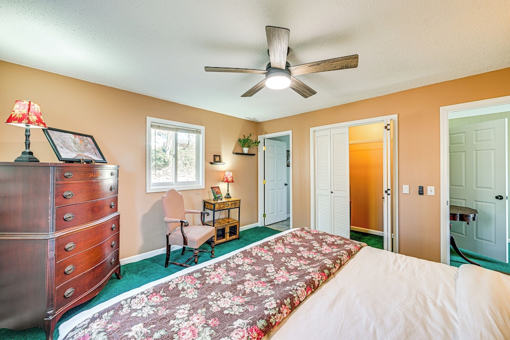 Lakefront Cabin Retreat w/ Dock in Robbinsville!