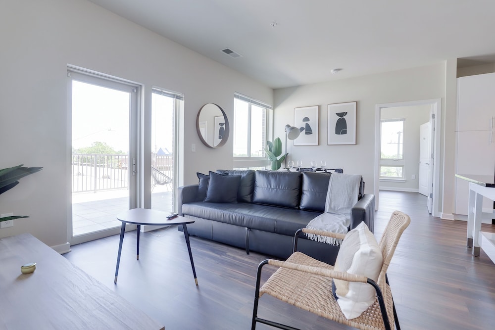 Spacious 2BR Apt with Den W Balcony