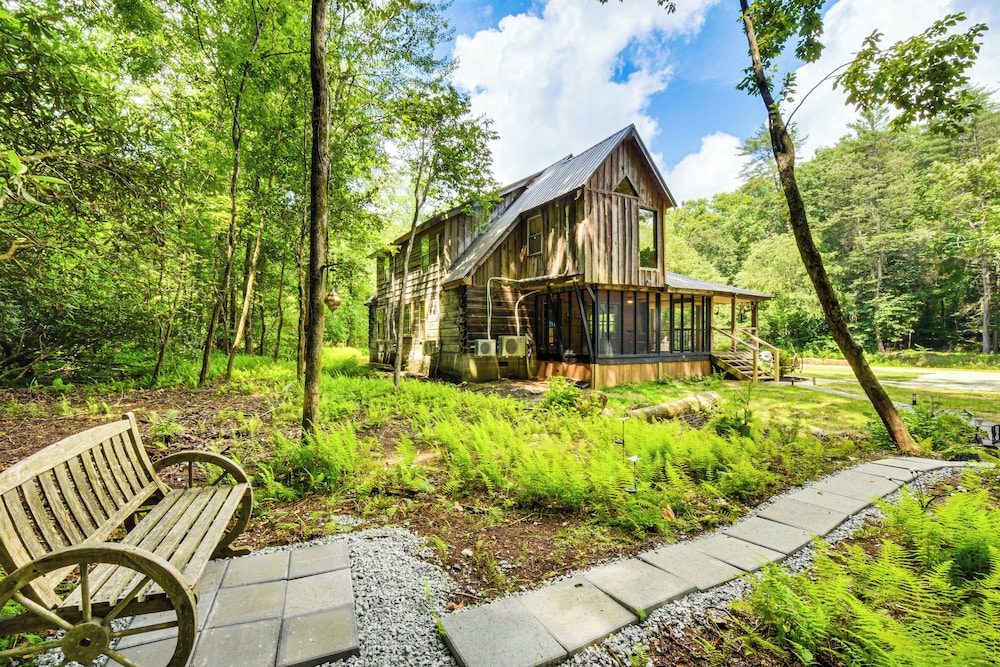 'the Cabin at Dukes Creek' w/ Fire Pit & Hot Tub!