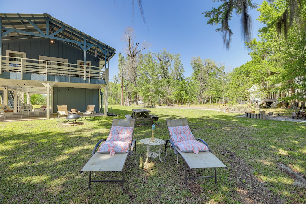 Trinity River Cottage w/ Deck + Water Views