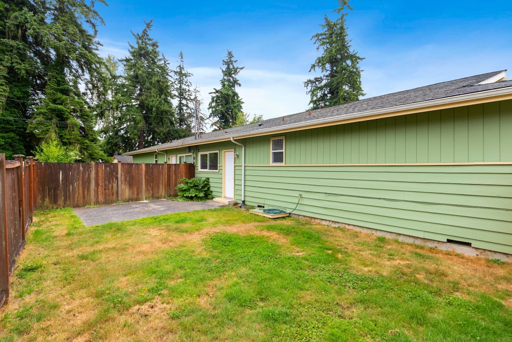 Bright 2BR Lynnwood Retreat