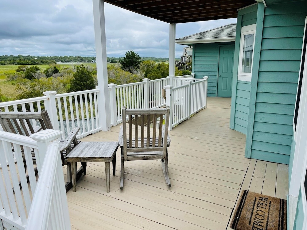 Fore Shore West- 4 Bedroom Home by RedAwning