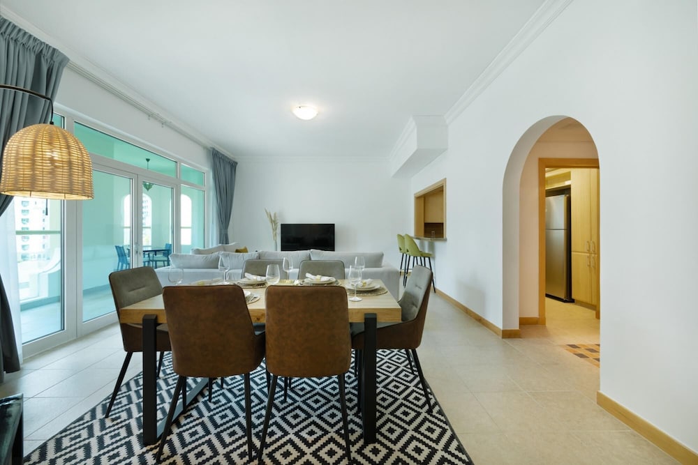Stylish Apt With Large Patio Close to the Beach