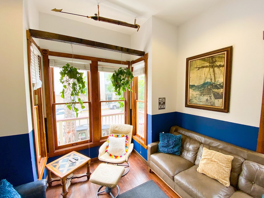 International Travelers House Hostel \- Downtown San Diego Little Italy.