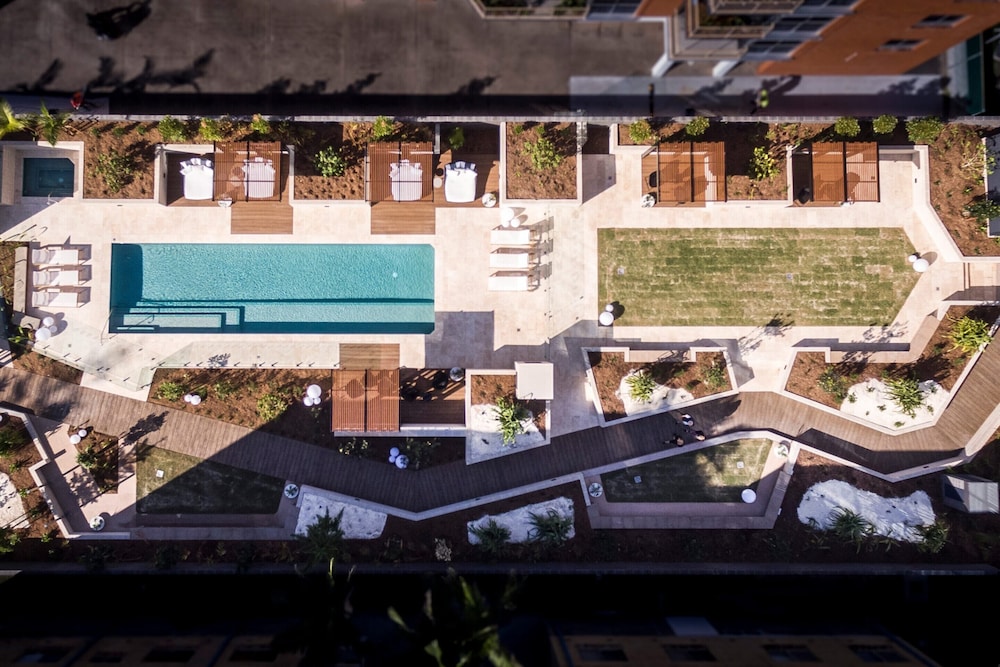 Luxe Beachfront 2-bed With Gym, Pool & Views
