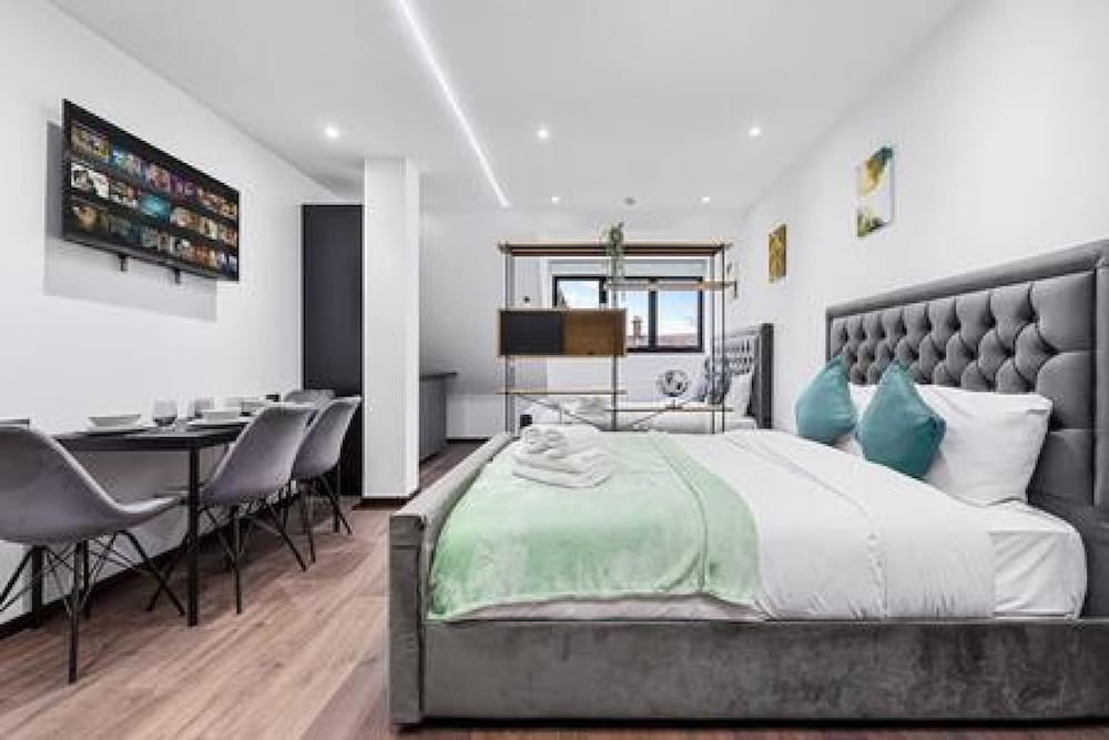 Modern Spacious Suite Sleeps 4 in Central London