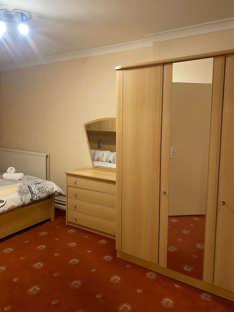 Charming 4-bedroom Apartment in East London - Perfect City Getaway