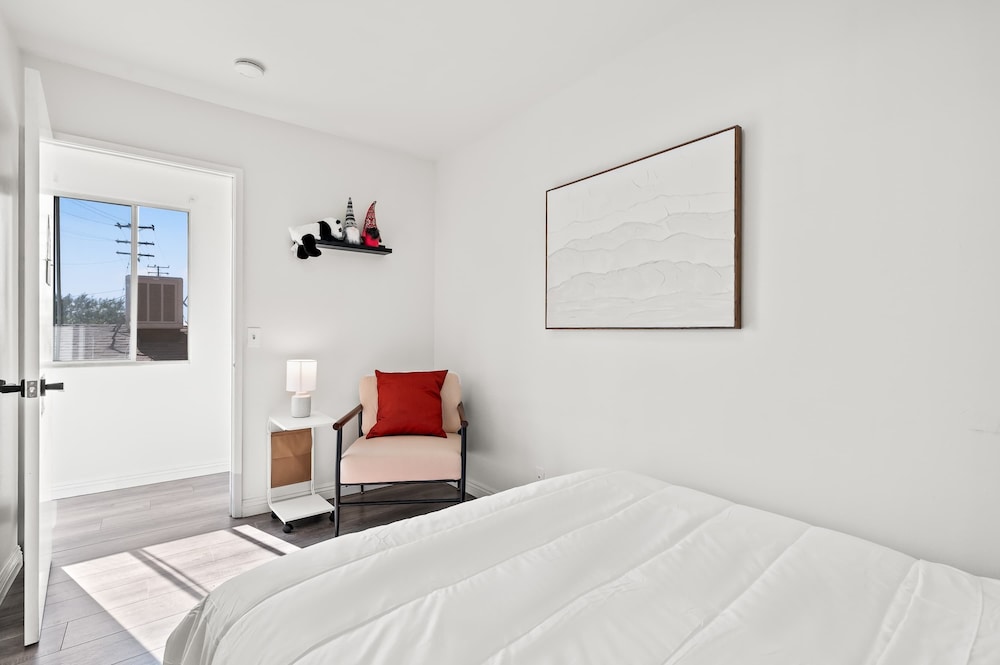 Modern Hotel-style Suite in Monterey Park Near LA
